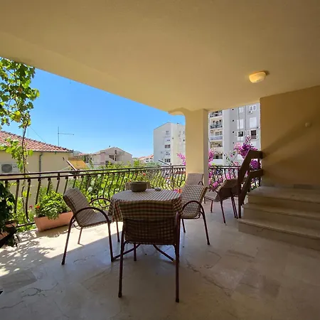 House Josip * マカルスカ